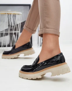 Royalfashion Czarne lakierowane mokasyny damskie Mewira