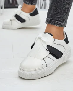 Royalfashion Czarno-białe damskie buty sportowe z gumowymi wstawkami Inika