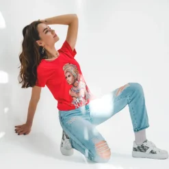 Royalfashion Czerwony damski t-shirt z kolorowym printem i cekinami