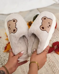 Royalfashion Damskie futrzane kapcie z misiem w kolorze jasnoszarym Fetemes