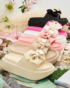 Royalfashion Damskie gumowe klapki z ozdobną kokardką Apis