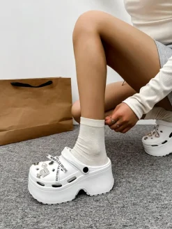 Royalfashion Damskie gumowe klapki z ozdobami Dellos