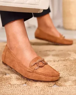 Royalfashion Damskie mokasyny w kolorze camel z łańcuszkiem Lertika