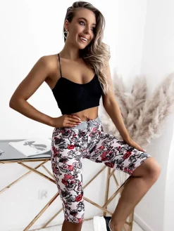 Royalfashion Damskie spodenki 3/4 w białym kolorze i w kwiaty