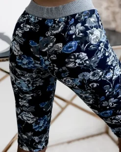 Royalfashion Damskie spodenki 3/4 w granatowym kolorze i w kwiaty