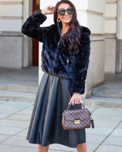 Royalfashion Dwustronna kurtka damska z futerkiem w kolorze czarnym