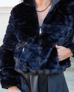 Royalfashion Dwustronna kurtka damska z futerkiem w kolorze czarnym