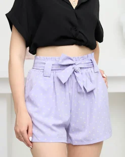 Royalfashion Fioletowe wzorzyste damskie materiałowe krótkie spodenki w kwiaty