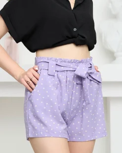 Royalfashion Fioletowe wzorzyste damskie materiałowe krótkie spodenki w kwiatki