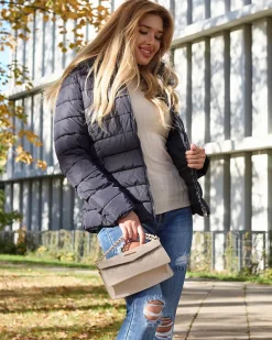 Royalfashion Granatowa damska kurtka pikowana z kapturem i futerkiem