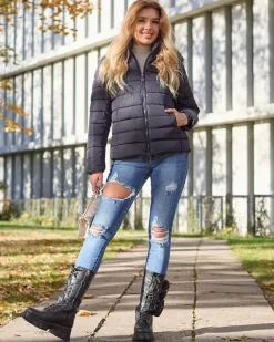 Royalfashion Granatowa damska kurtka pikowana z kapturem i futerkiem