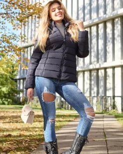 Royalfashion Granatowa damska kurtka pikowana z kapturem i futerkiem