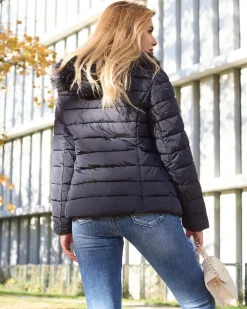 Royalfashion Granatowa damska kurtka pikowana z kapturem i futerkiem