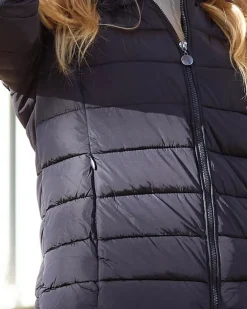 Royalfashion Granatowa damska kurtka pikowana z kapturem i futerkiem