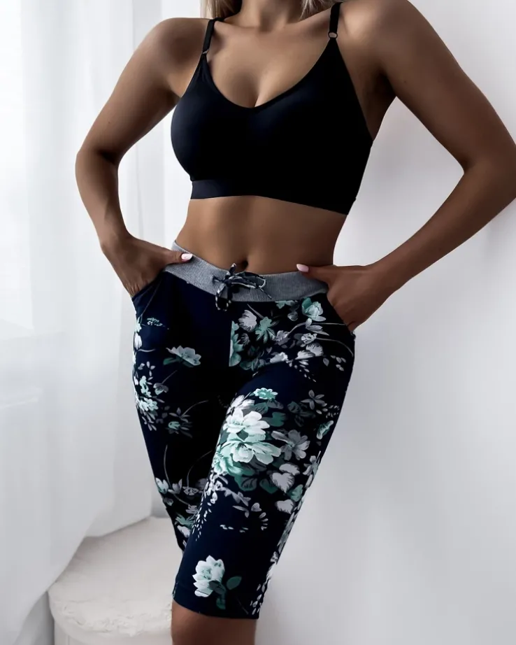 Royalfashion Granatowe spodenki damskie 3/4 w zielone kwiaty