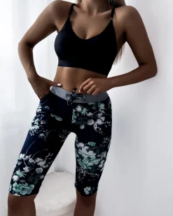 Royalfashion Granatowe spodenki damskie 3/4 w zielone kwiaty