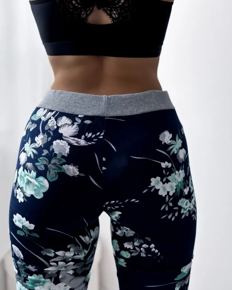 Royalfashion Granatowe spodenki damskie 3/4 w zielone kwiaty