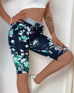 Royalfashion Granatowe spodenki damskie 3/4 w zielone kwiaty