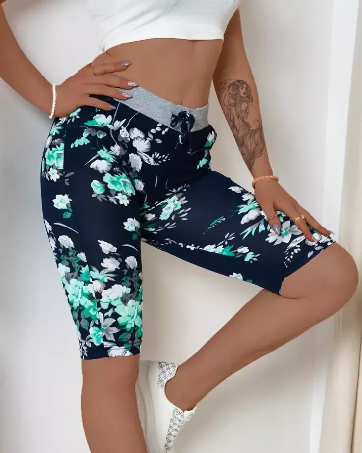 Royalfashion Granatowe spodenki damskie 3/4 w zielone kwiaty