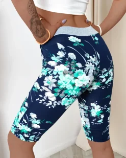 Royalfashion Granatowe spodenki damskie 3/4 w zielone kwiaty