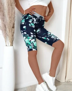 Royalfashion Granatowe spodenki damskie 3/4 w zielone kwiaty