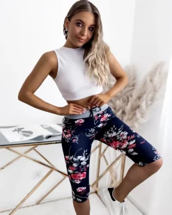 Royalfashion Granatowe spodenki damskie 3/4 w czerwone kwiaty