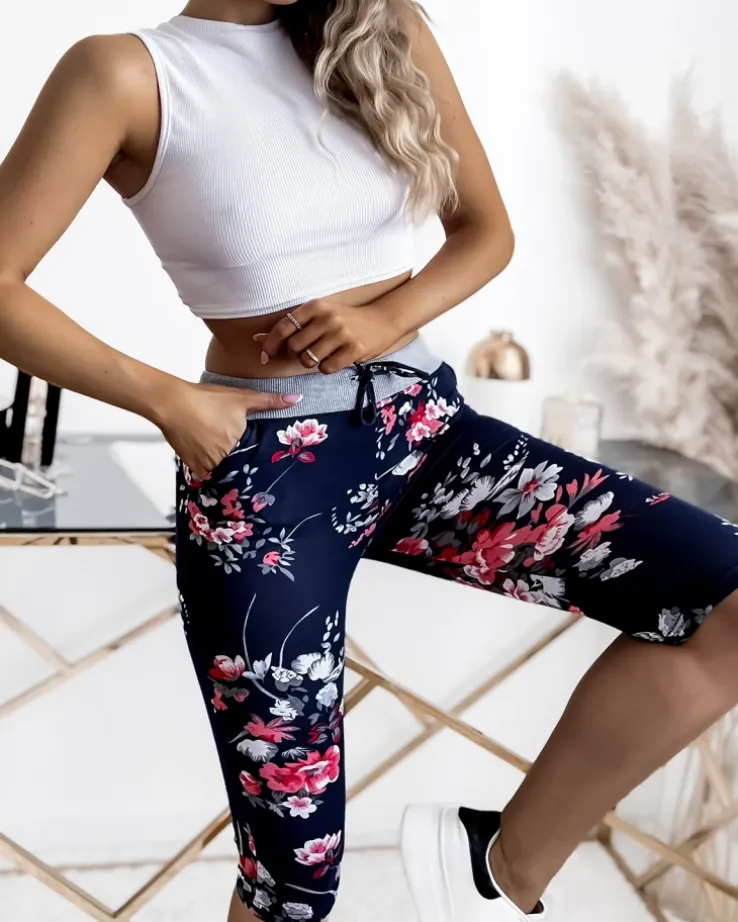 Royalfashion Granatowe spodenki damskie 3/4 w czerwone kwiaty