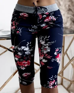 Royalfashion Granatowe spodenki damskie 3/4 w czerwone kwiaty