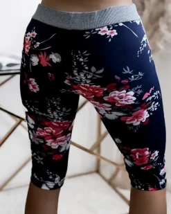 Royalfashion Granatowe spodenki damskie 3/4 w czerwone kwiaty