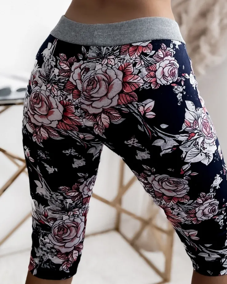 Royalfashion Granatowo- koralowe damskie spodenki 3/4 z kwiatowym wzorem