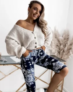 Royalfashion Granatowo- niebieskie damskie spodenki 3/4 z kwiatowym wzorem