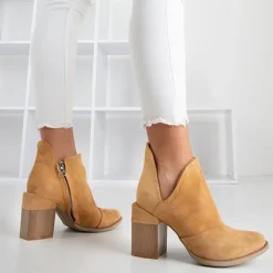 Royalfashion Jasnobrązowe damskie botki na słupku z wycięciami Cintura