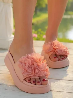 Royalfashion Klapki damskie z kwiatuszkami Frezja