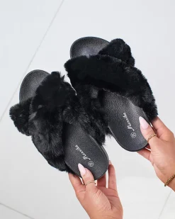 Royalfashion Klapki z futerkiem w kolorze czarnym Mashte