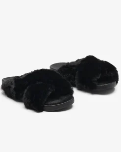 Royalfashion Klapki z futerkiem w kolorze czarnym Mashte
