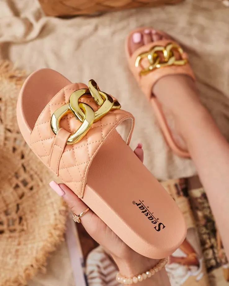 Royalfashion Koralowe damskie pikowane klapki ze złotym łańcuszkiem Eteris