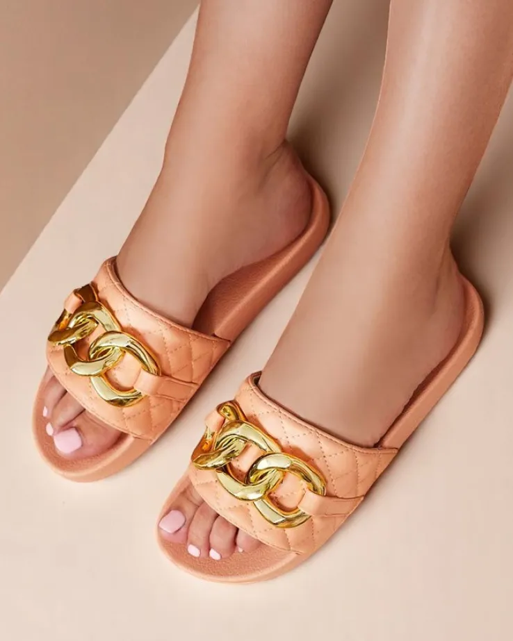 Royalfashion Koralowe damskie pikowane klapki ze złotym łańcuszkiem Eteris