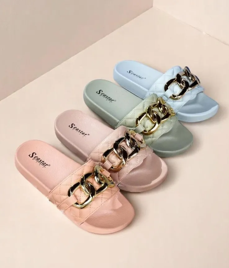 Royalfashion Koralowe damskie pikowane klapki ze złotym łańcuszkiem Eteris