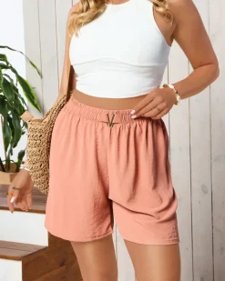 Royalfashion Koralowe zwiewne damskie krótkie spodenki z ozdobą