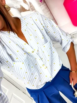 Royalfashion Koszula damska w paski i cytrynki z dekoltem w serek