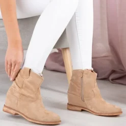 Royalfashion Kowbojki na koturnie w kolorze beżowym Brunoki