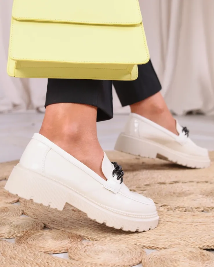 Royalfashion Lakierowane mokasyny damskie w kolorze kremowym Adolos