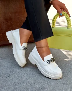 Royalfashion Lakierowane mokasyny damskie w kolorze kremowym Adolos