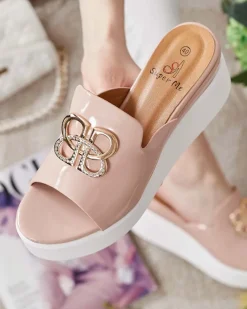 Royalfashion Lakierowane damskie klapki na koturnie Sailla