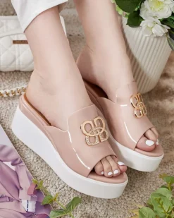 Royalfashion Lakierowane damskie klapki na koturnie Sailla