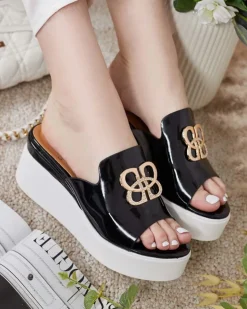 Royalfashion Lakierowane damskie klapki na koturnie Sailla