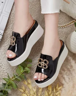 Royalfashion Lakierowane damskie klapki na koturnie Sailla