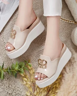 Royalfashion Lakierowane damskie klapki na koturnie Sailla