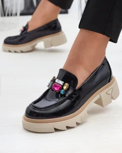 Royalfashion Lakierowane czarne mokasyny z kolorowymi kamyczkami Sarix