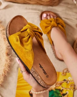 Royalfashion Musztardowe damskie eko-zamszowe klapki z kokardką Maqelia